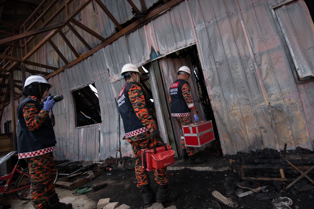 Pasukan bomba masuk dalam rumah